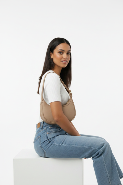 Hobo Taupe - Pose Assise